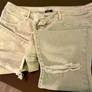Green Mid-Rise Distressed Jegging